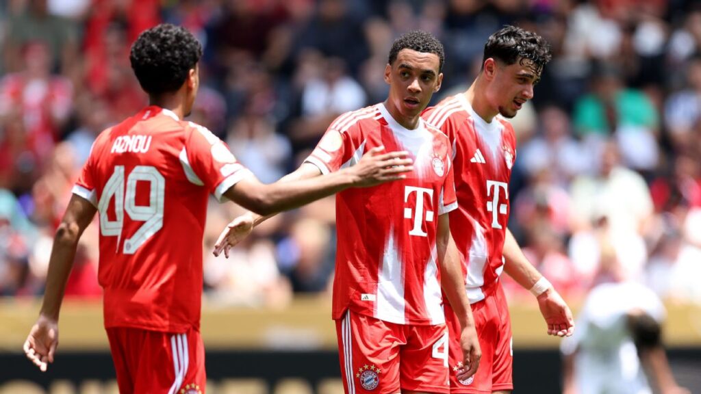 Bayern Munich hủy diệt Auckland